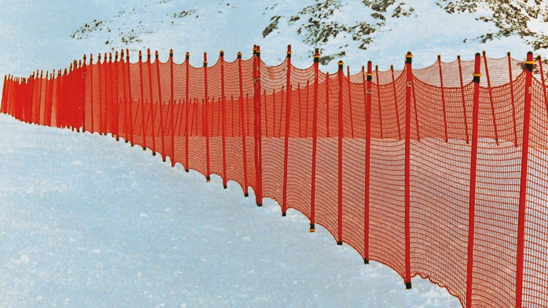 Ski slope barrier net knotless