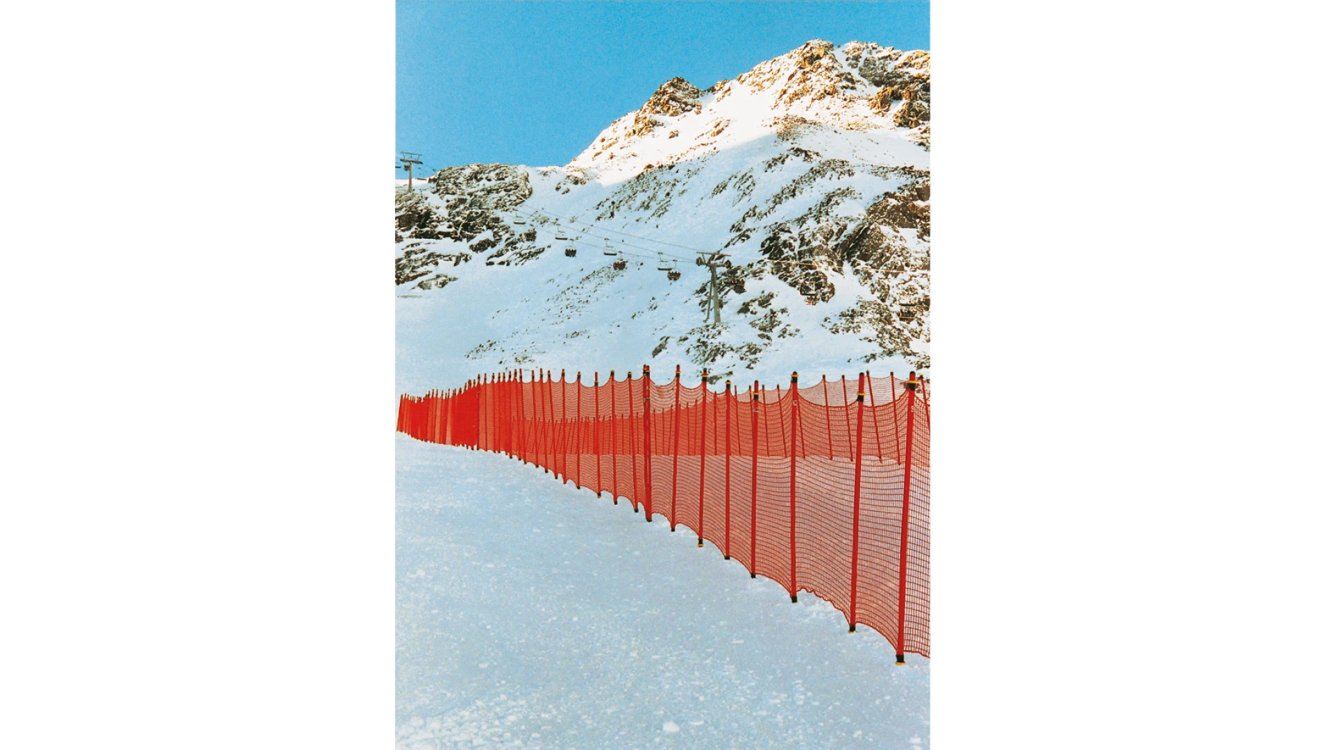 Ski slope barrier net knotless